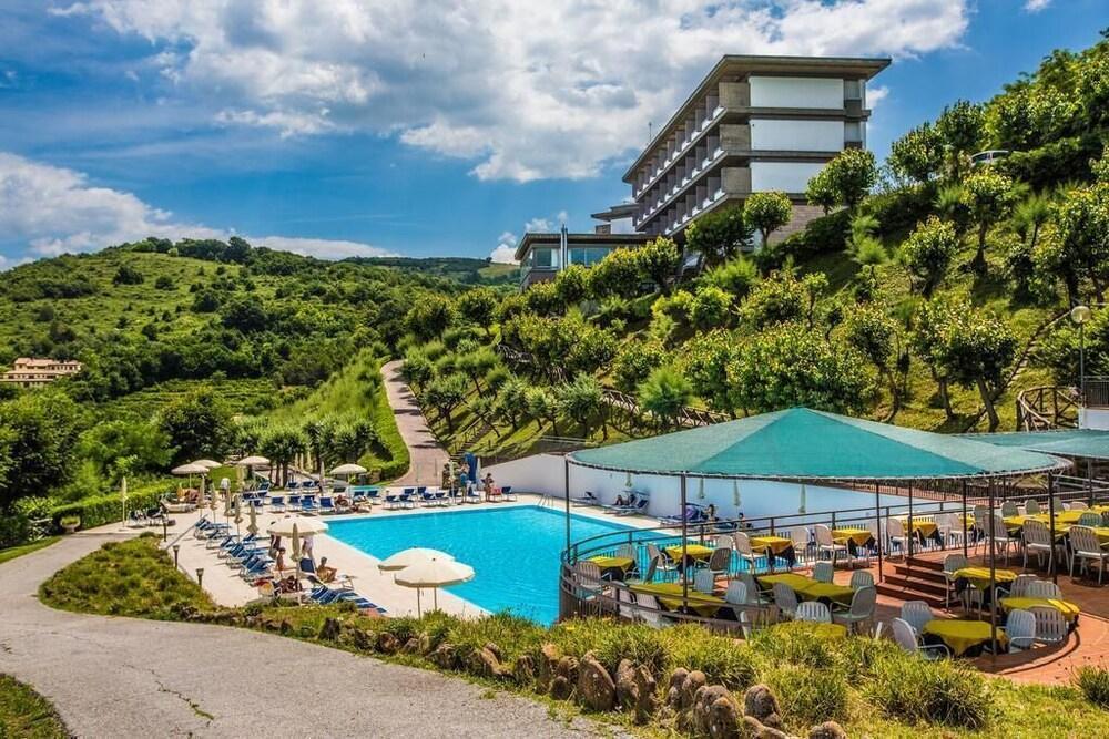 Hotel Capo Est Gabicce Mare Bagian luar foto