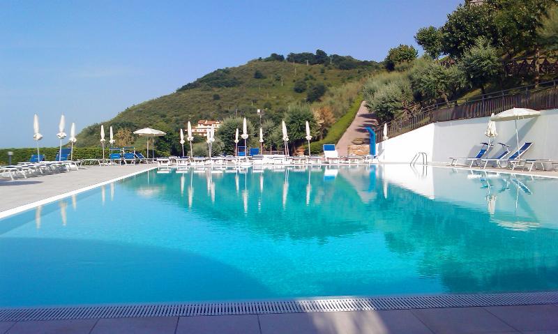 Hotel Capo Est Gabicce Mare Bagian luar foto