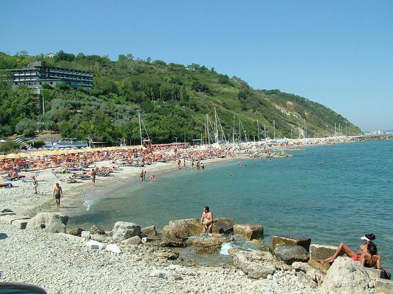 Hotel Capo Est Gabicce Mare Bagian luar foto