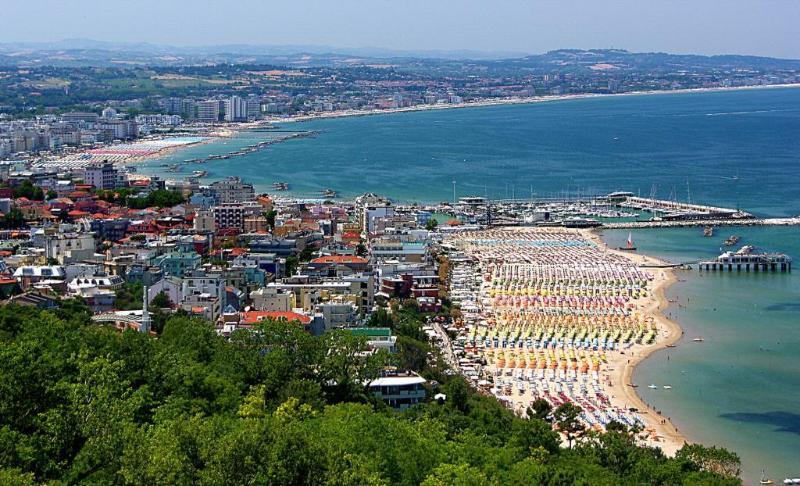 Hotel Capo Est Gabicce Mare Bagian luar foto