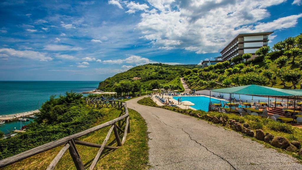 Hotel Capo Est Gabicce Mare Bagian luar foto