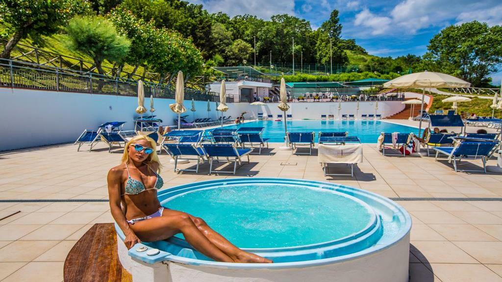 Hotel Capo Est Gabicce Mare Bagian luar foto